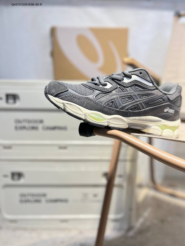 Asics Gel-Nyc亚瑟士经典跑鞋 如今机能风和户外风吹得正劲，便是主打“Urban Outdoor机能越野风格”，城市和户外场景都能轻松应对。关键是跑鞋