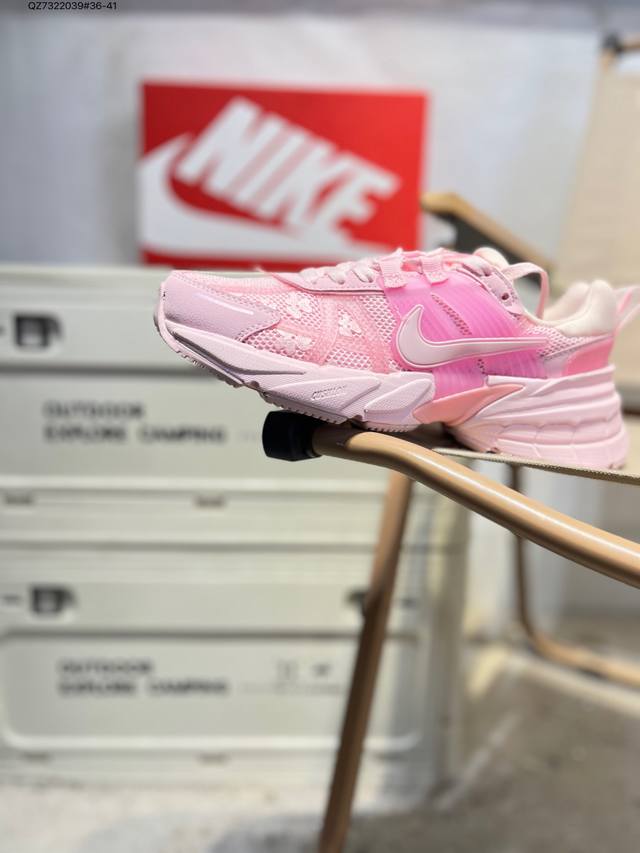 Nk V2K Runtekk 减震防滑低帮 复古老爹鞋跑步鞋 鞋款被命名为 Runtekk 设计上借鉴了 2000 年的跑鞋风格 配色上以金属银为主调 简练又有