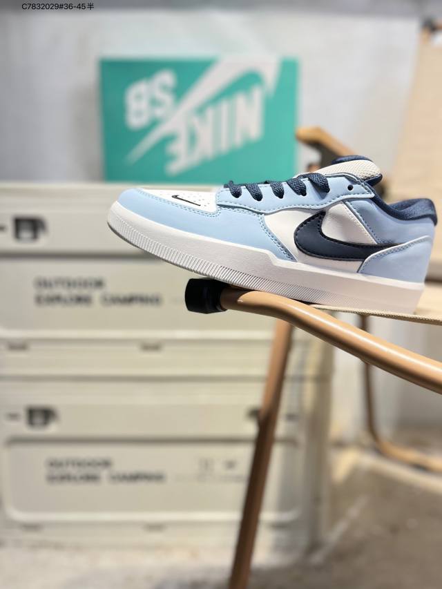 耐克Nike Sb Force 58 运动滑板鞋。这是一款将前沿创新带入街头的单品，它具有硫化杯底，具有出色的耐用性和灵活性。使用柔软皮革和帆布拼接，在饰面上放
