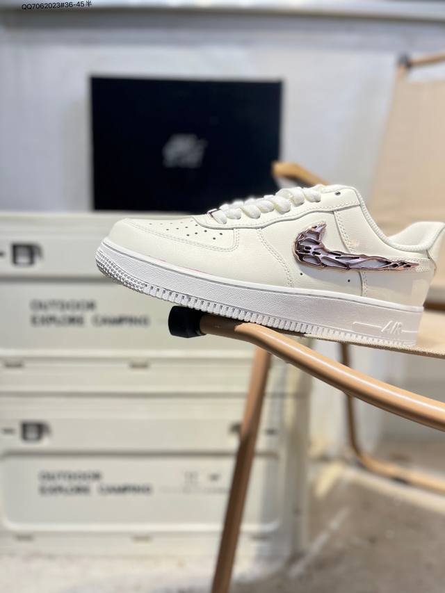 耐克 Nike Air Force 1 '07空军一号 百搭休闲运动板鞋。柔软、弹性十足的缓震性能和出色的中底设计，横跨复古与现代的外型结合，造就出风靡全球三十