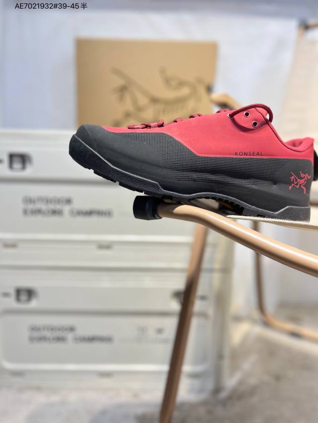 男鞋采用一体成型热熔鞋面材质，外置Vibram黄金耐磨锯齿外底加拿大户外服饰品牌 始祖鸟 Arc Teryx Konseal Lt 未来之壳系列低帮轻量化透气越