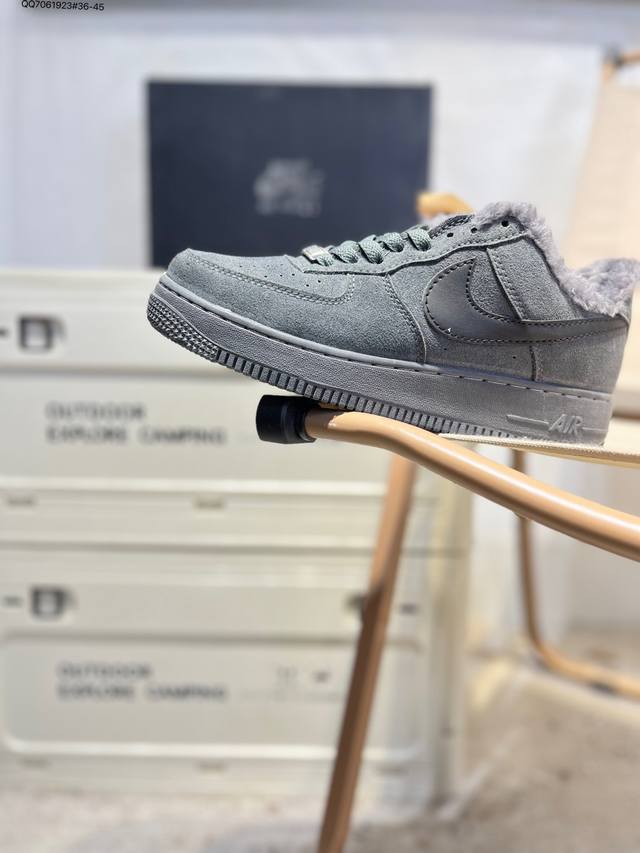 加毛款# 耐克 Nike Air Force 1 '07空军一号 百搭休闲运动板鞋。柔软、弹性十足的缓震性能和出色的中底设计，横跨复古与现代的外型结合，造就出风