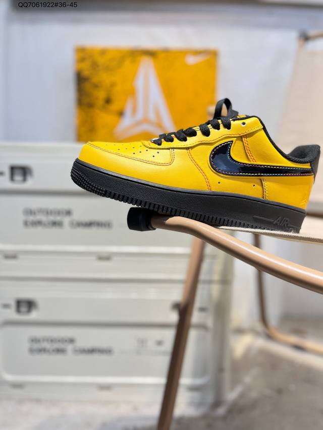 耐克 Nike Air Force 1 '07空军一号 百搭休闲运动板鞋。柔软、弹性十足的缓震性能和出色的中底设计，横跨复古与现代的外型结合，造就出风靡全球三十