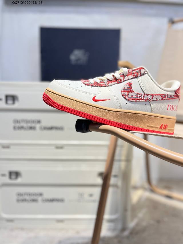 耐克 Nike Air Force 1 '07空军一号 百搭休闲运动板鞋。柔软、弹性十足的缓震性能和出色的中底设计，横跨复古与现代的外型结合，造就出风靡全球三十