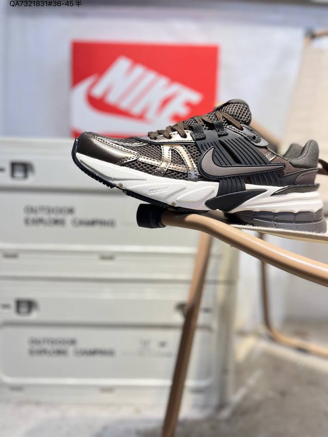 Nk V2K Runtekk 减震防滑低帮 复古老爹鞋跑步鞋 鞋款被命名为 Runtekk 设计上借鉴了 2000 年的跑鞋风格 配色上以金属银为主调 简练又有