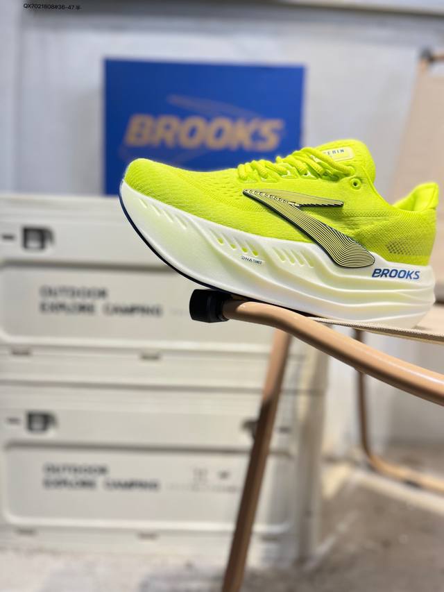 原楦纸版开发#采用无缝印刷技术透气网鞋面材质#搭载超临界发泡工艺缓震系统中底#外置防滑耐磨橡胶底片首次搭载全新中底科技，颠覆跑步体验！全球四大跑鞋品牌之一,布鲁