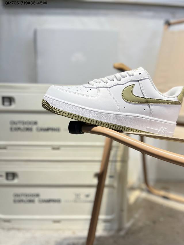 耐克 Nike Air Force 1 '07空军一号 百搭休闲运动板鞋。柔软、弹性十足的缓震性能和出色的中底设计，横跨复古与现代的外型结合，造就出风靡全球三十