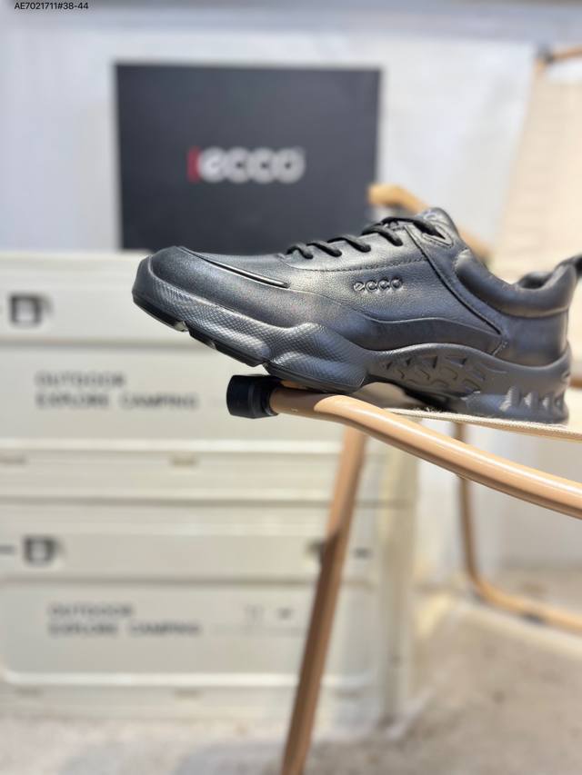 Ecco爱步男鞋轻便透气舒适耐穿 亲肤吸汗舒适内里 防滑防磨 持久干爽 简约粗绳系带 穿脱更加方便 柔韧防滑大底 鞋底立体凹槽 凹凸花纹加持 增强防滑减震性能