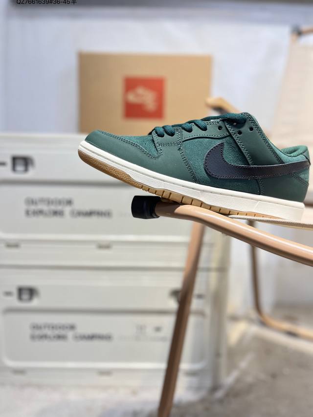 耐克Nike Dunk Low 板鞋Sb系列经典百搭休闲运动板鞋加厚鞋舌的填充，使舒适性大大提升，同时也更方便穿脱中底部分则加入了脚感柔软舒适Zoomair气垫