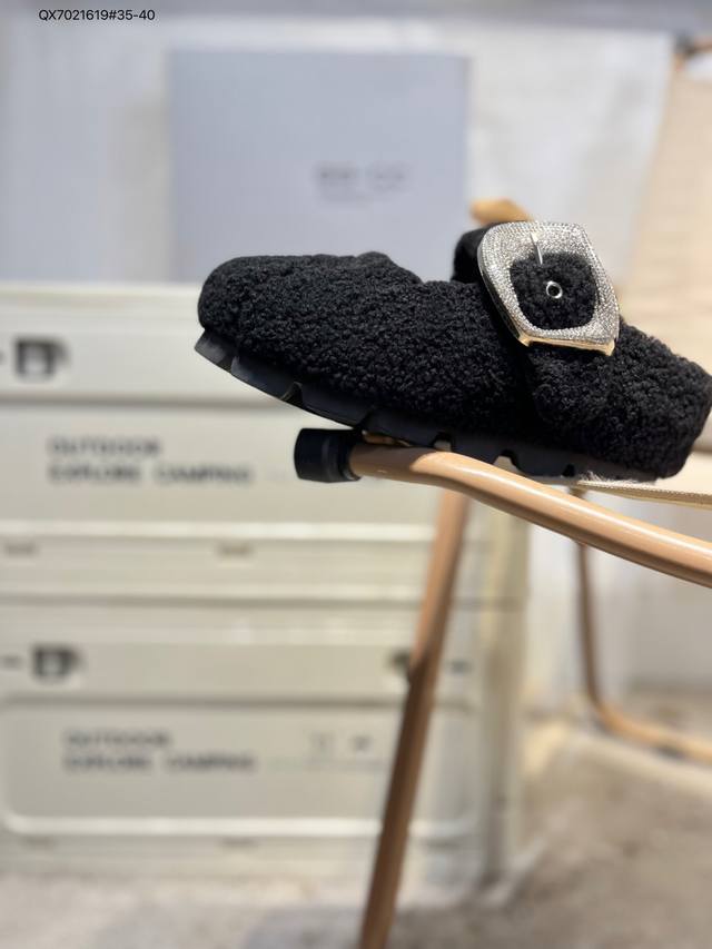 周也同款 Gg-Cc 洛克甜庄 法式甜美芭蕾舞 毛毛包头拖鞋 女 融雪一般的暖甜毛绒结合精雅镶钻扣饰 楦面开口设计更是悄然盛开一抹娇羞诗意 暖绒羊羔毛 保暖轻巧