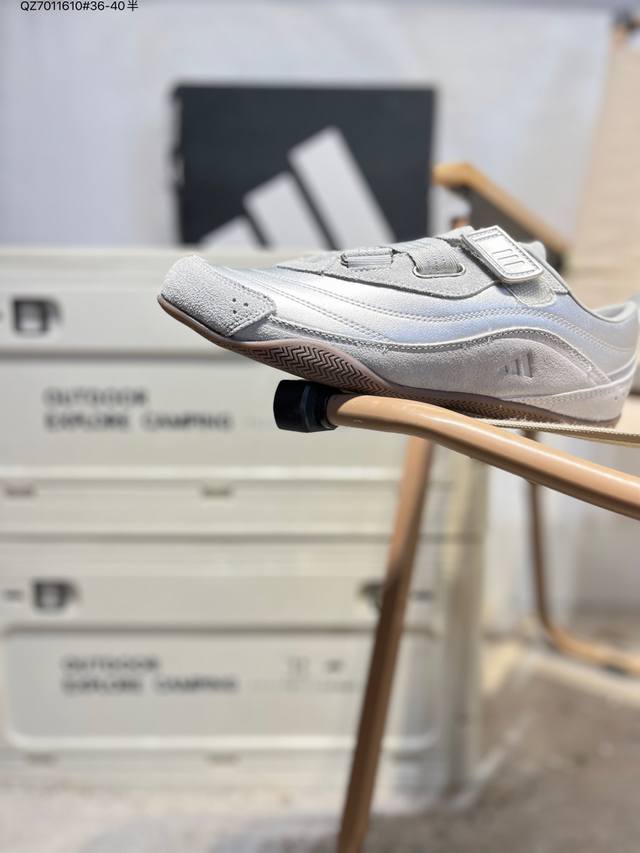 Nk V5 Rnr 舒适百搭防滑耐磨低帮跑步鞋 舒适有型适合日常穿着 该鞋款延续千禧年经典设计搭载泡绵中底 厚实而轻盈匠心细节巧搭立体耐克勾标志焕新演绎复古跑鞋