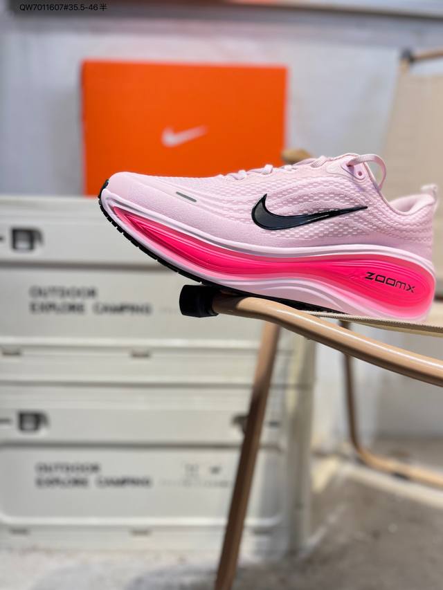 Nike Vomero plus 耐克 舒适减震防滑 低帮跑步鞋 全掌Reactx泡绵中底 前掌和后跟还配备了Air Zoom气垫单元 据说跑起来更快更舒适哦