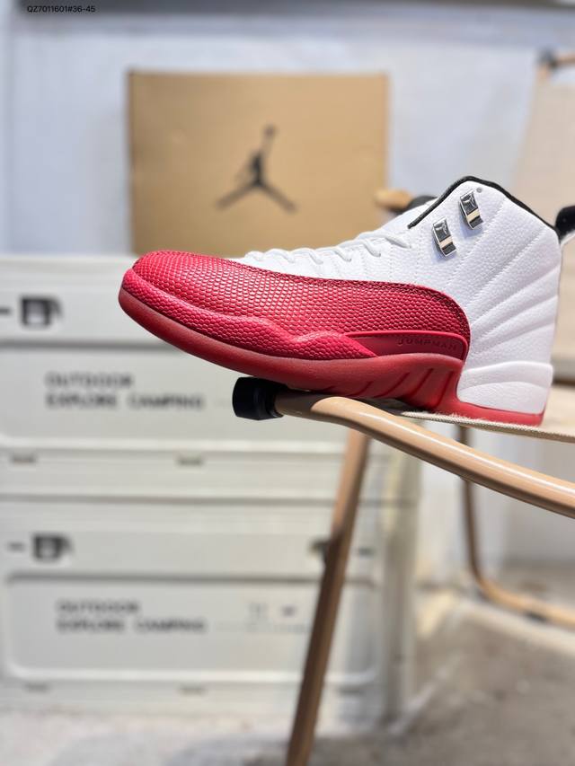 Air Jordan 12 Stealth“ Aj12 乔12 乔丹12代 鞋款以酷灰银、白色和冷灰色配色方案，鞋款与Air Jordan 12 Og “Obs