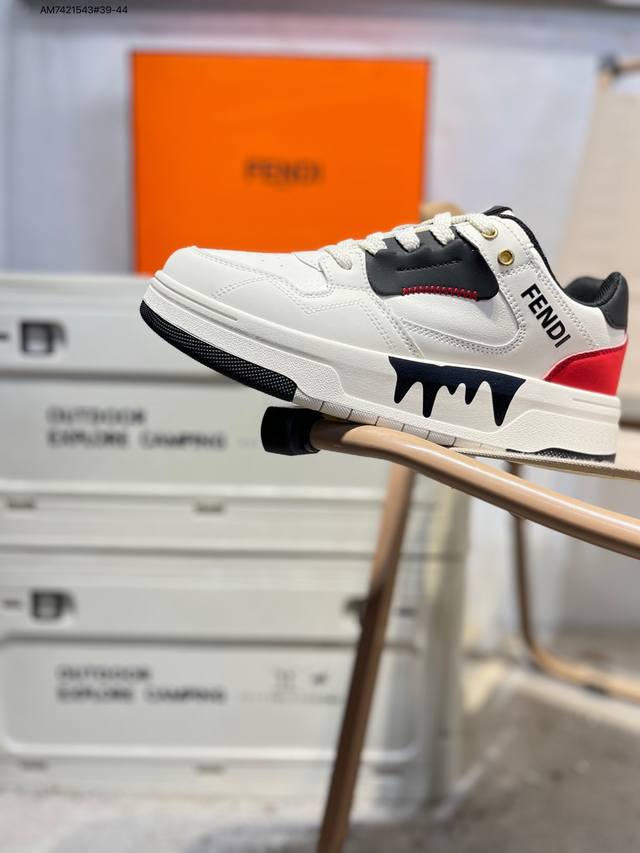 Fendi芬迪潮流时尚低帮 休闲运动鞋系列 广东品质原厂渠道原装订单 全套专柜包装物及配件 柔酷系列 松紧带套脚休闲运动男鞋 四季爆款 版型简洁大气 超级耐看