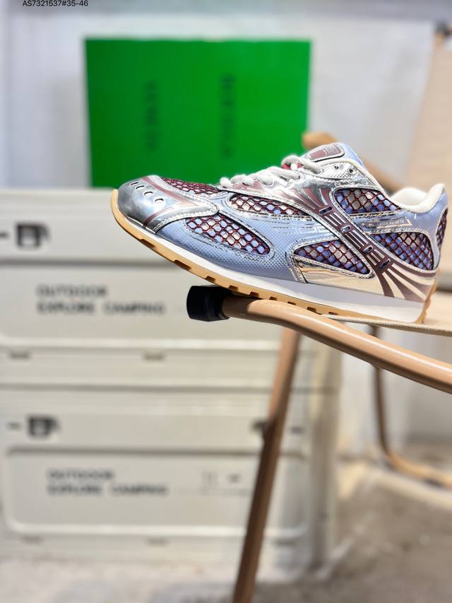 升级原楦原纸版开发版型#采用轻质科技菱形网布面料鞋面材质#内嵌透气网面贴合加厚pu缓震乳胶脚垫#外置防变形耐磨Tpu橡胶大底向品牌著名的 Intrecciato