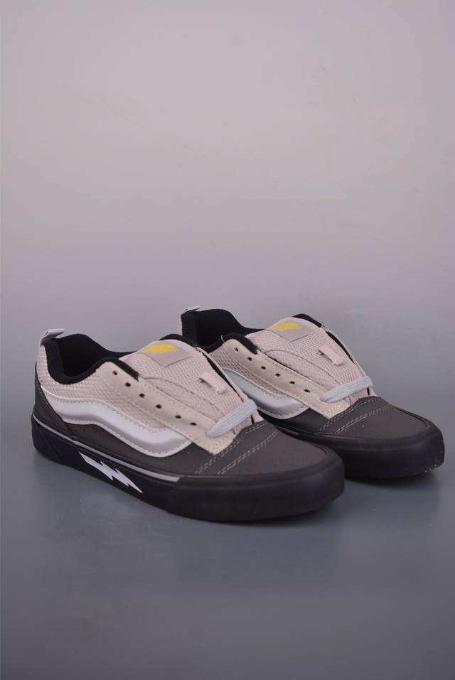 Vans Knu Skool 黑灰闪电面包鞋 经典黑灰主色 肥胖版大Logo 鞋底侧边搭配闪电标志复古酷炫 尺码：35 36 36.5 37 38 38.5 3