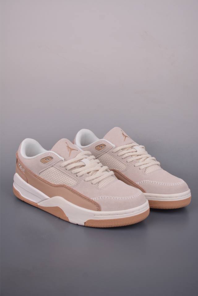 Air Jordan Flight Court 乔丹低帮复古篮球鞋 设计简约又不失复古韵味 鞋内的鞋垫柔软且有弹性 能够很好地缓冲落地时的冲击力 鞋面的材质贴合