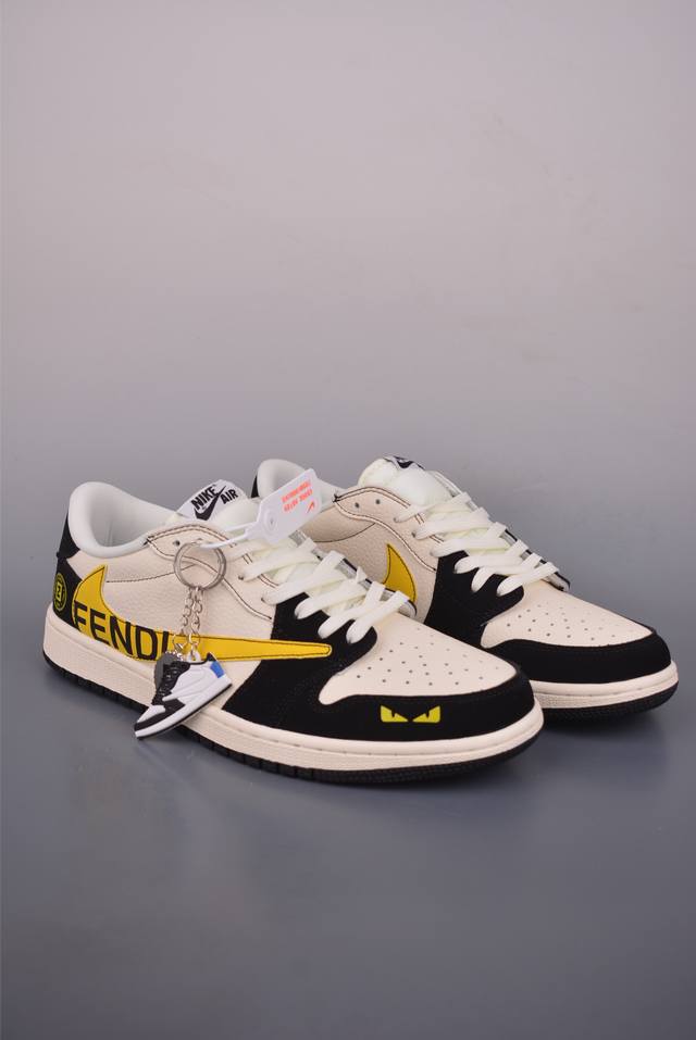 Fragment X Travis Scott X Fendi Air Jordan 1 Low 三方联名倒钩 全新的三方联名低帮倒钩鞋面延续了黑脚趾设计，整双