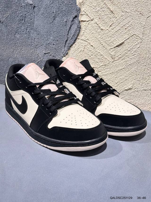 新品上市实拍 Air Jordan 1 Low 低帮 蓝柠檬 Aj1 乔丹1代 Aj1 乔1 低邦 蓝黄拼接 乔丹篮球鞋系列 鞋身采用蓝色皮革勾勒轮廓，明黄色注