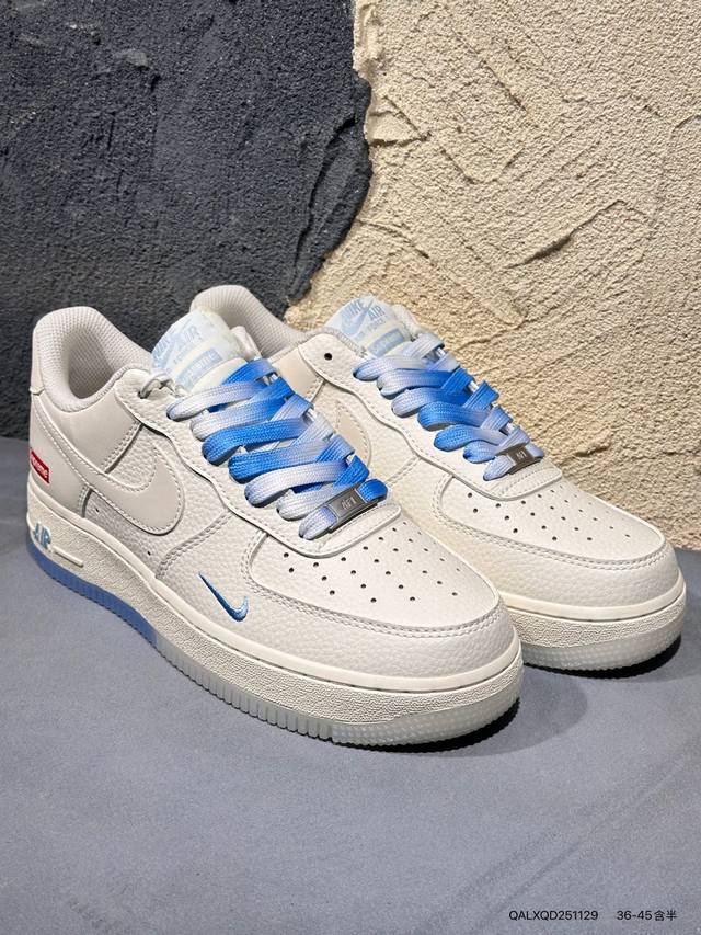 新品上市实拍 耐克Nike Air Force 1“07空军一号低帮百搭休闲运动板鞋。柔软、弹性十足的缓震性能和出色的中底设计，横跨复古与现代的外型结合，造就出