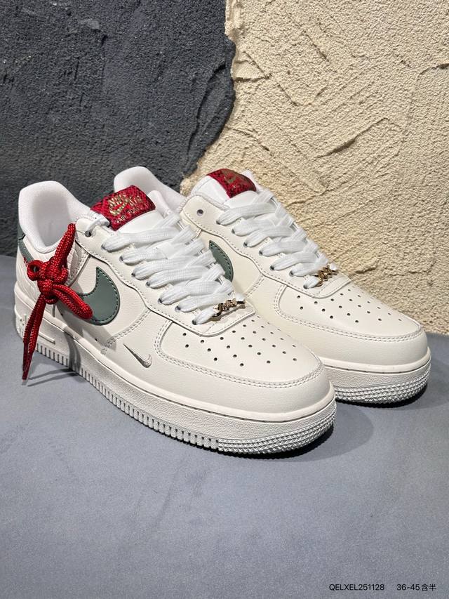耐克 Nike Air Force 1 '07空军一号 百搭休闲运动板鞋。柔软、弹性十足的缓震性能和出色的中底设计，横跨复古与现代的外型结合，造就出风靡全球三十