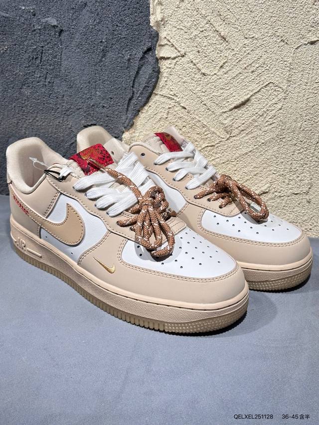 耐克 Nike Air Force 1 '07空军一号 百搭休闲运动板鞋。柔软、弹性十足的缓震性能和出色的中底设计，横跨复古与现代的外型结合，造就出风靡全球三十