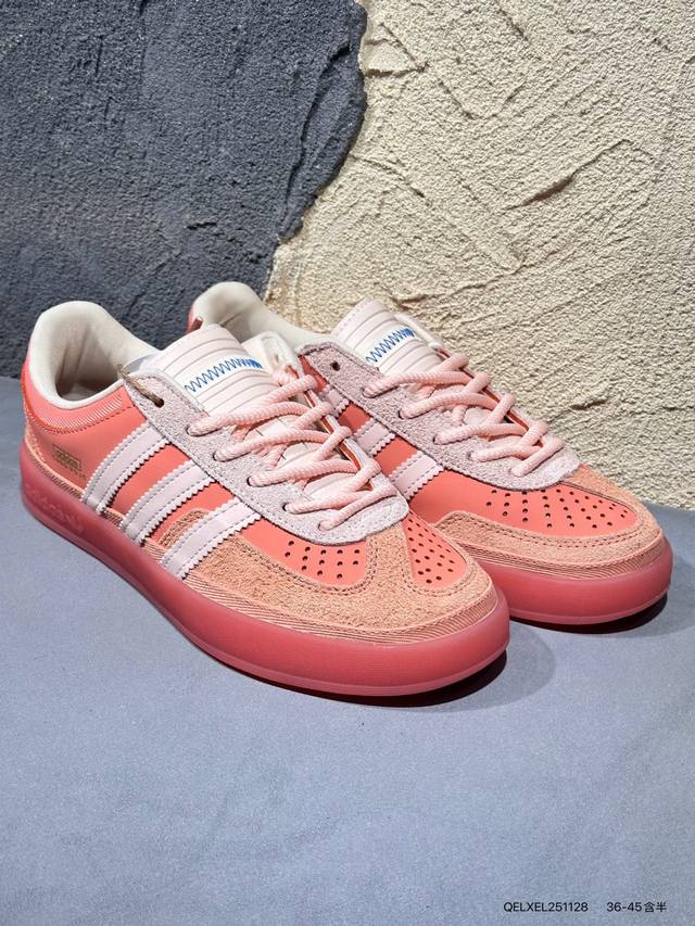 新品上市实拍 波多黎各先锋艺术家 Bad Bunny 此次与阿迪达斯再度携手，以 Gazelle 鞋型为蓝本，以 神奇粘土 为灵感主题，通过材质与色彩的突破性组