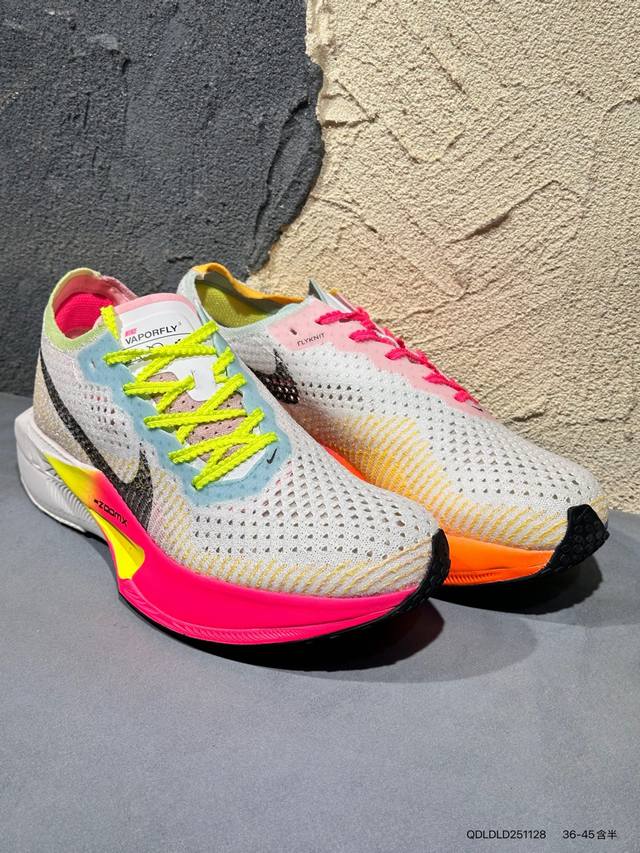 新品上市实拍 Nike 为我们带来全新配色 Zoomx Vaporfly 3。全新配色整体以白色为主，简洁利落；最为亮眼的地方，分别是在中底、鞋外底、鞋带、鞋口