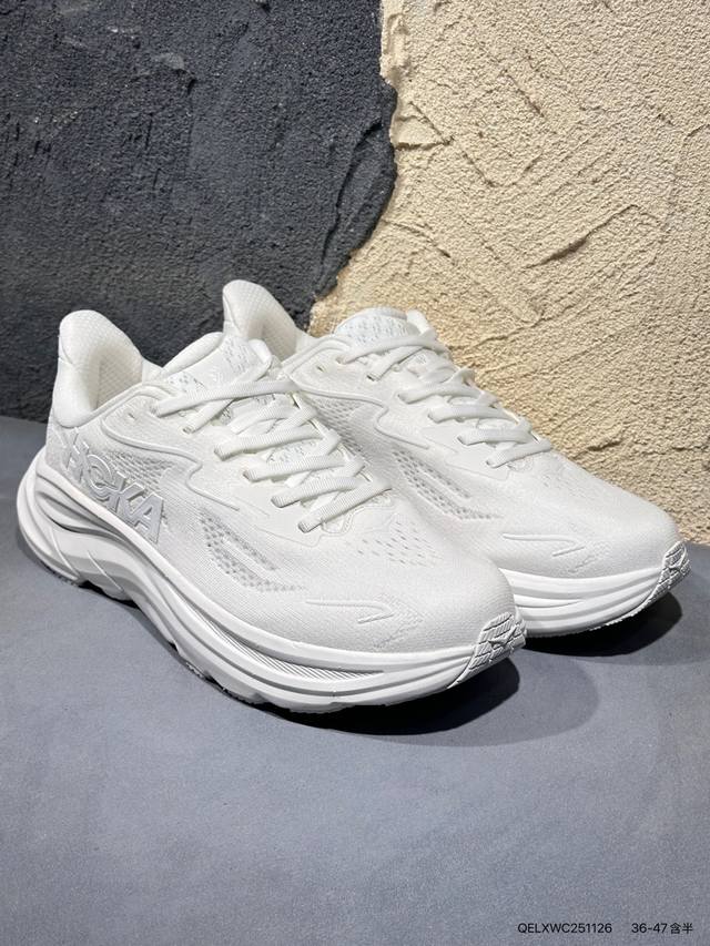 新品上市实拍 Hoka U Restore Ct 全新配色 一脚蹬系列，这个品牌来自于新西兰的毛利语，Hoka表示大地，One One表示飞越，连起来就是飞越地