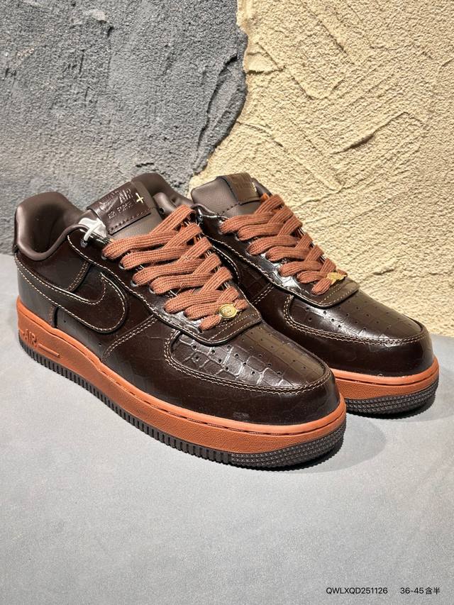 耐克Nike Air Force 1’07空军一号低帮百搭休闲运动板鞋。柔软、弹性十足的缓震性能和出色的中底设计，横跨复古与现代的外型结合，造就出风靡全球三十多