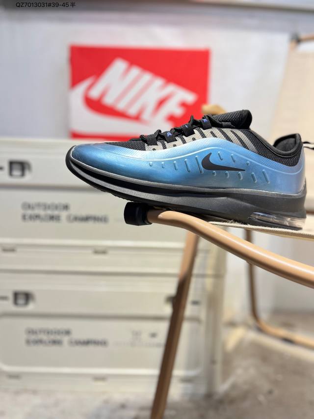 Nike Air Max Axis 二十周年限定鞋面细节更加简约，但线条能清晰的看出 Air Max 98 的元素，搭载后掌 Air Max 气垫，带来完全不一