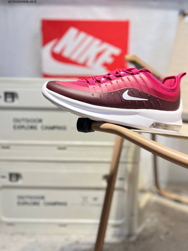 Nike Air Max Axis 二十周年限定鞋面细节更加简约，但线条能清晰的看出 Air Max 98 的元素，搭载后掌 Air Max 气垫，带来完全不一