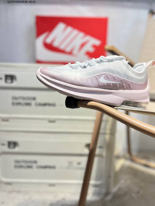 Nike Air Max Axis 二十周年限定鞋面细节更加简约，但线条能清晰的看出 Air Max 98 的元素，搭载后掌 Air Max 气垫，带来完全不一