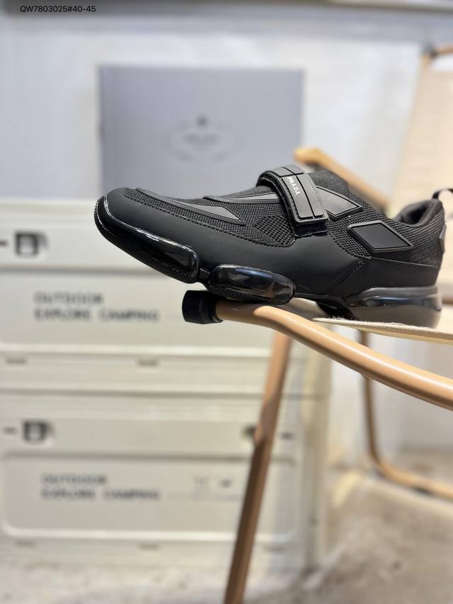 prada 普拉达 原楦数据开发版型，采用Tpu定型橡胶模片网织布鞋面材质，头层真皮灌注式pu乳胶缓震鞋垫，外置Tr耐磨橡胶鞋底多变设计塑造新品,意大利高奢品牌