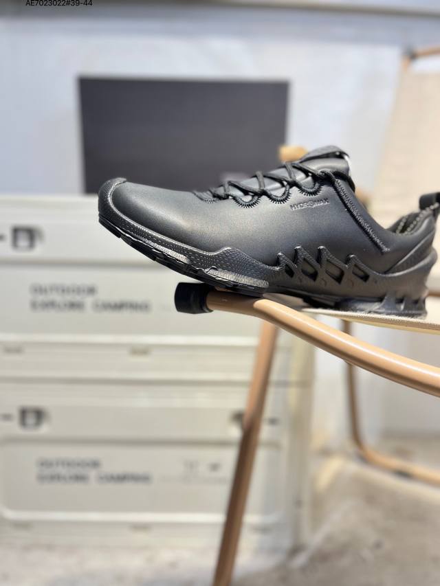 Ecco爱步男鞋轻便透气舒适耐穿 亲肤吸汗舒适内里 防滑防磨 持久干爽 简约粗绳系带 穿脱更加方便 柔韧防滑大底 鞋底立体凹槽 凹凸花纹加持 增强防滑减震性能