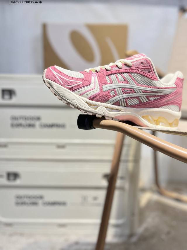 Asics Gel-Kayano 14亚瑟士经典跑鞋 如今机能风和户外风吹得正劲，便是主打“Urban Outdoor机能越野风格”，城市和户外场景都能轻松应对