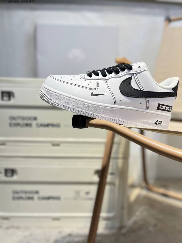 耐克 Nike Air Force 1 '07空军一号 百搭休闲运动板鞋。柔软、弹性十足的缓震性能和出色的中底设计，横跨复古与现代的外型结合，造就出风靡全球三十