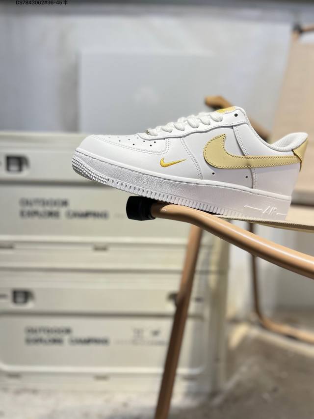 耐克 Nike Air Force 1 '07空军一号 百搭休闲运动板鞋。柔软、弹性十足的缓震性能和出色的中底设计，横跨复古与现代的外型结合，造就出风靡全球三十