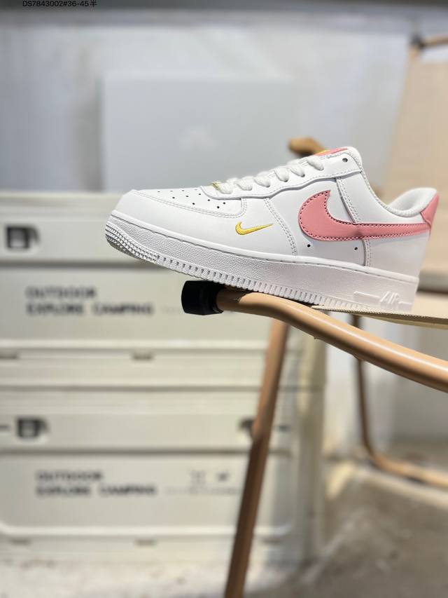 耐克 Nike Air Force 1 '07空军一号 百搭休闲运动板鞋。柔软、弹性十足的缓震性能和出色的中底设计，横跨复古与现代的外型结合，造就出风靡全球三十