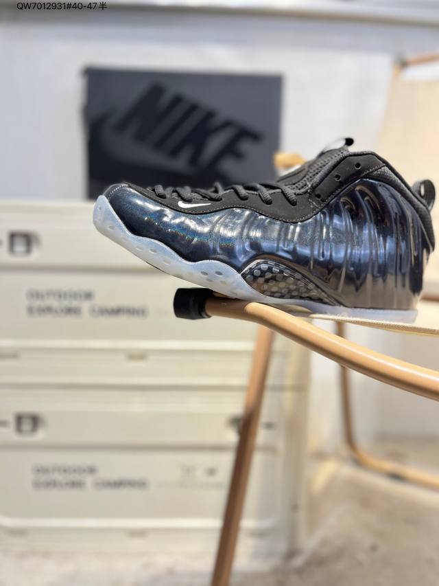 Nk Air More Uptempo ’96 Slide 皮蓬 以流行于街头的涂鸦文化为设计灵感，整体的设计风格夸张而充满魅力，厚实而充满质感的皮质鞋面两侧印