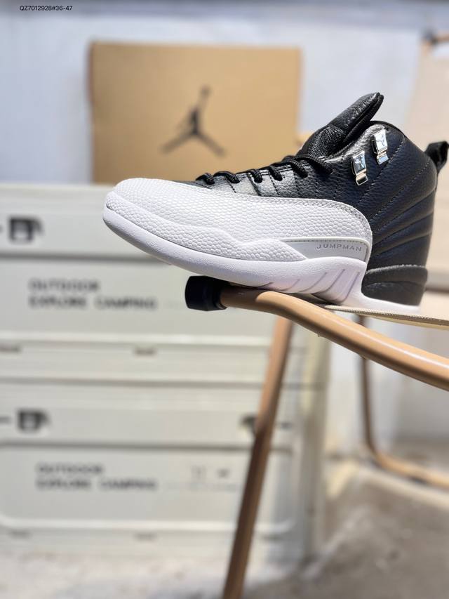 Air Jordan 12 Stealth“ Aj12 乔12 乔丹12代 鞋款以酷灰银、白色和冷灰色配色方案，鞋款与Air Jordan 12 Og “Obs