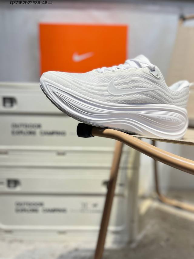 耐克Nike Vomero plus 舒适减震防滑低帮跑步鞋 全掌Reactx泡绵中底 前掌和后跟还配备了Air Zoom气垫单元 据说跑起来更快更舒适哦 这次