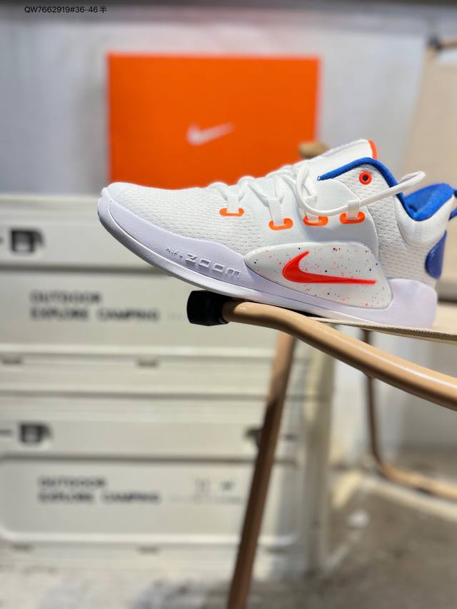 耐克Nike Hyperdunk X Low Ep 全新配色专业实战篮球鞋。 这样的缓震科技配置`使得Zoom能更接近地面， 也代表着更为贴地的脚感，进而在瞬间