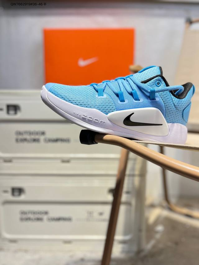 耐克Nike Hyperdunk X Low Ep 全新配色专业实战篮球鞋。 这样的缓震科技配置`使得Zoom能更接近地面， 也代表着更为贴地的脚感，进而在瞬间