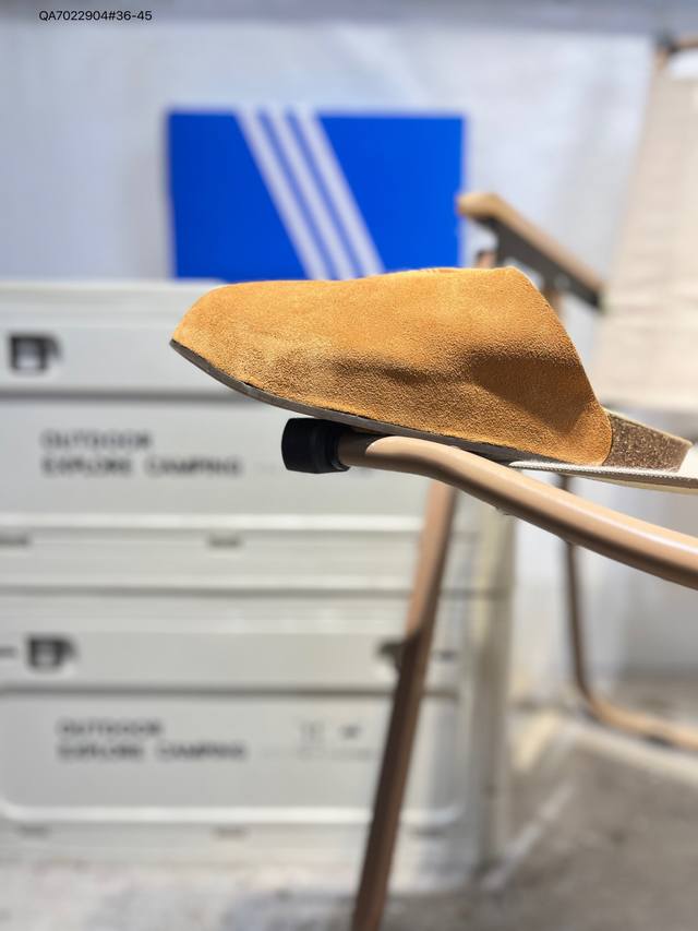 采用翻毛皮里衬鞋面材质#搭载Adifom发泡材质,一体成型设计#软木鞋床组合外置轻量防滑橡胶外底 复古舒适，百搭之选！全新阿迪达斯Adidas Original