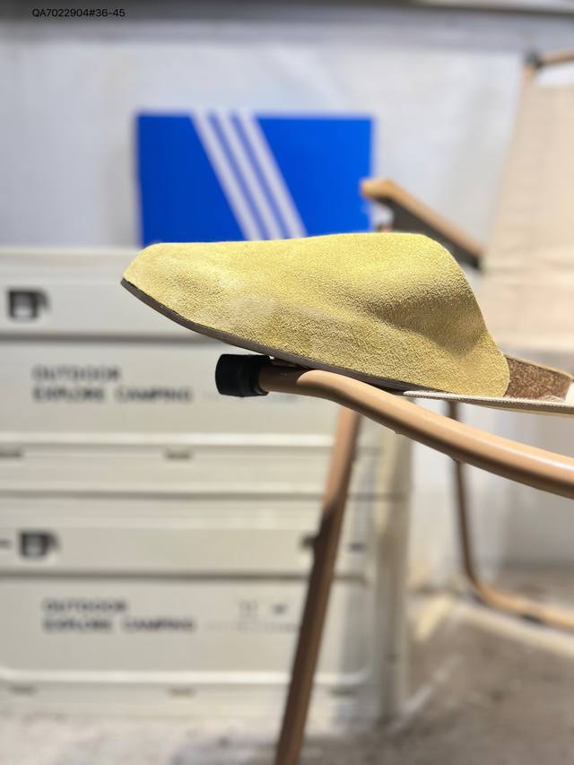 采用翻毛皮里衬鞋面材质#搭载Adifom发泡材质,一体成型设计#软木鞋床组合外置轻量防滑橡胶外底 复古舒适，百搭之选！全新阿迪达斯Adidas Original