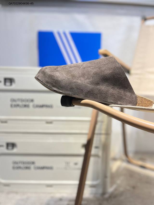 采用翻毛皮里衬鞋面材质#搭载Adifom发泡材质,一体成型设计#软木鞋床组合外置轻量防滑橡胶外底 复古舒适，百搭之选！全新阿迪达斯Adidas Original