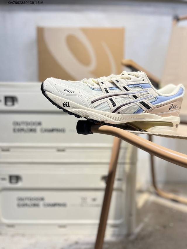 Asics Gel- 1090亚瑟士经典跑鞋 如今机能风和户外风吹得正劲，便是主打“Urban Outdoor机能越野风格”，城市和户外场景都能轻松应对。关键是