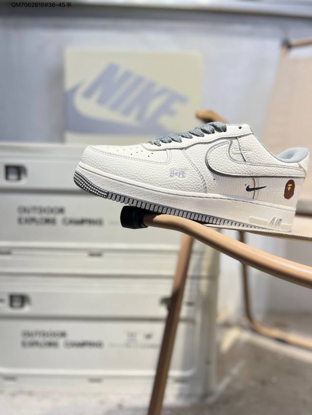 耐克 Nike Air Force 1 '07空军一号 百搭休闲运动板鞋。柔软、弹性十足的缓震性能和出色的中底设计，横跨复古与现代的外型结合，造就出风靡全球三十