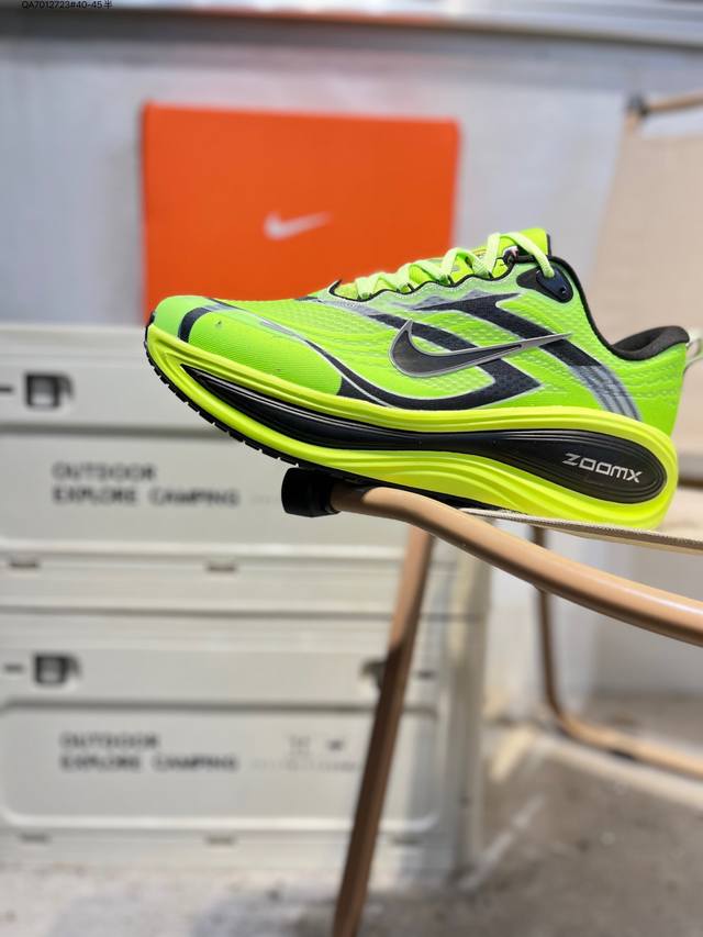 Nike Vomero plus 耐克 舒适减震防滑 低帮跑步鞋 全掌Reactx泡绵中底 前掌和后跟还配备了Air Zoom气垫单元 据说跑起来更快更舒适哦